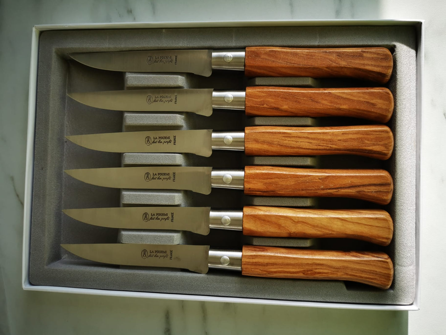 Coffret de 6 couteaux à steak Country La Fourmi manche en bois d'olivier fabrication 100% 🇫🇷 Française.