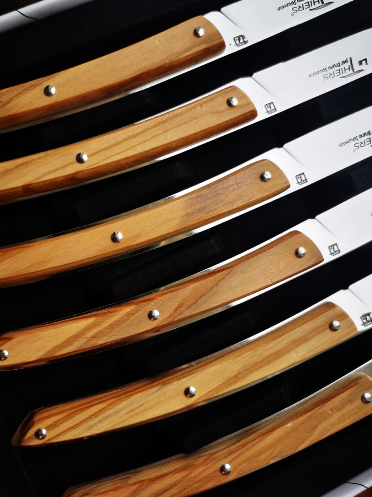 Coffret de 6 Couteaux à steak Le THIERS® en bois d'olivier Fabriqués en France/ Set of 6 olive wood Thiers steak knives Made in France - ALLWENEEDIS