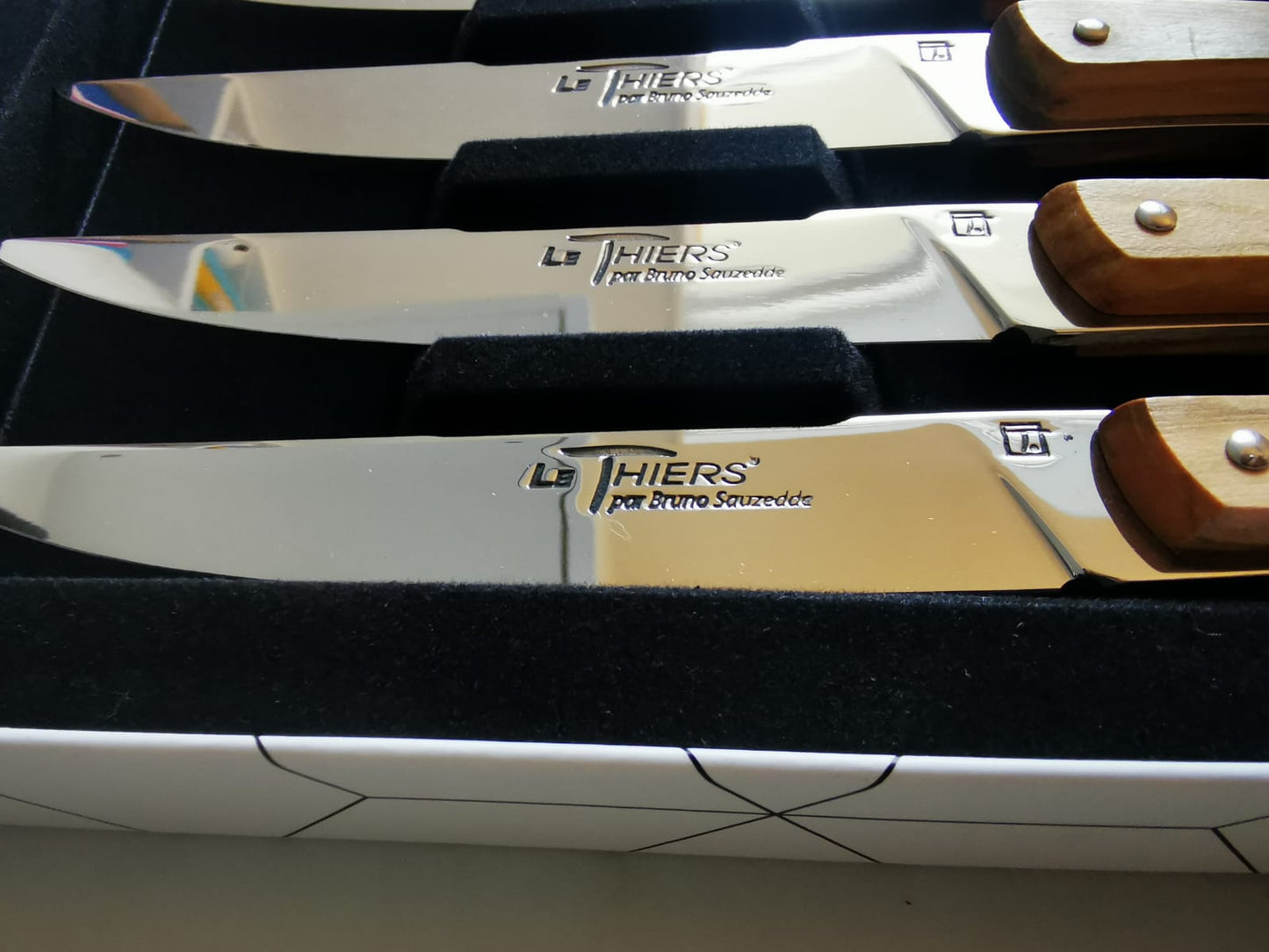 Coffret de 6 Couteaux à steak Le THIERS® en bois d'olivier Fabriqués en France/ Set of 6 olive wood Thiers steak knives Made in France - ALLWENEEDIS