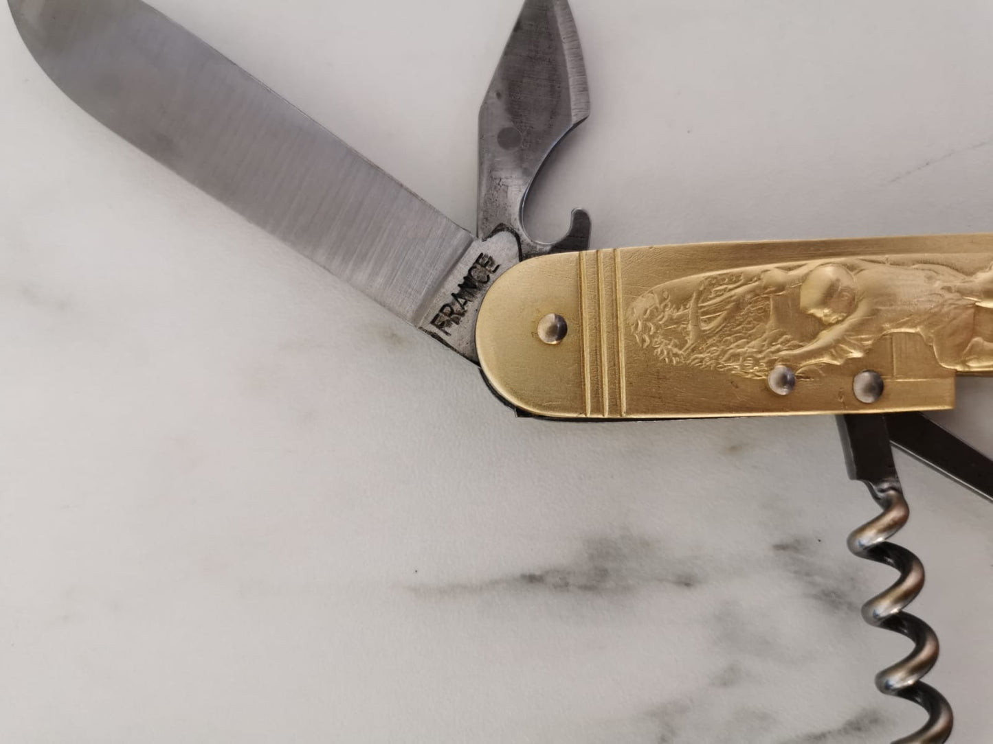 Couteau Artisanal de poche en Laiton Doré type suisse - ALLWENEEDIS