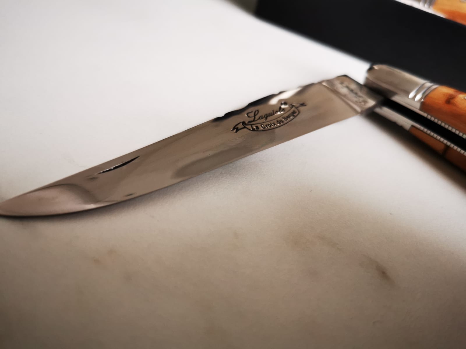 Couteau de poche LAGUIOLE forgé " La croix du Berger " en cade de de Genévrier - ALLWENEEDIS